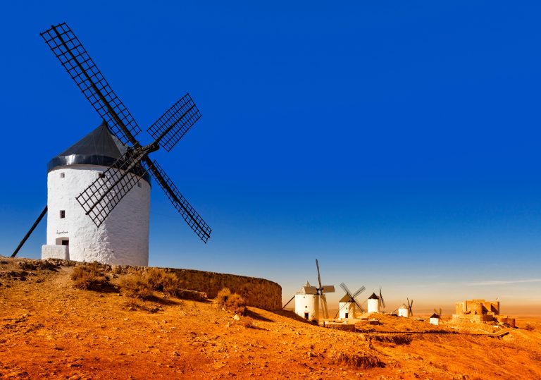Consuegra – ved foten av åsryggen hvor Don Quijotes kjemper står