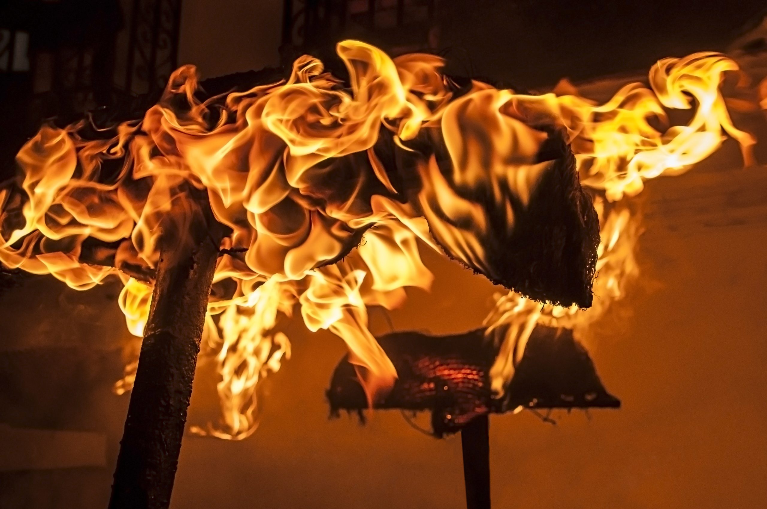 Brenning av olivenoljematter på Casarabonelas Rondeles-festivalen