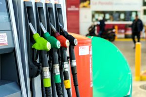 Fire av ti bensinstasjoner er truet med stenging