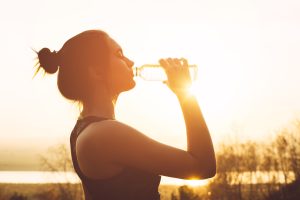 Hvorfor er det så viktig å drikke vann i sommervarmen?