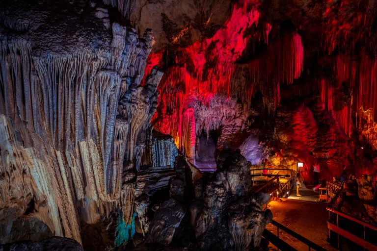Moderne teknikk tar besøkere til utilgjengelige deler av Nerjas grotte