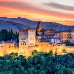 Mens solen står opp og går ned over Alhambra