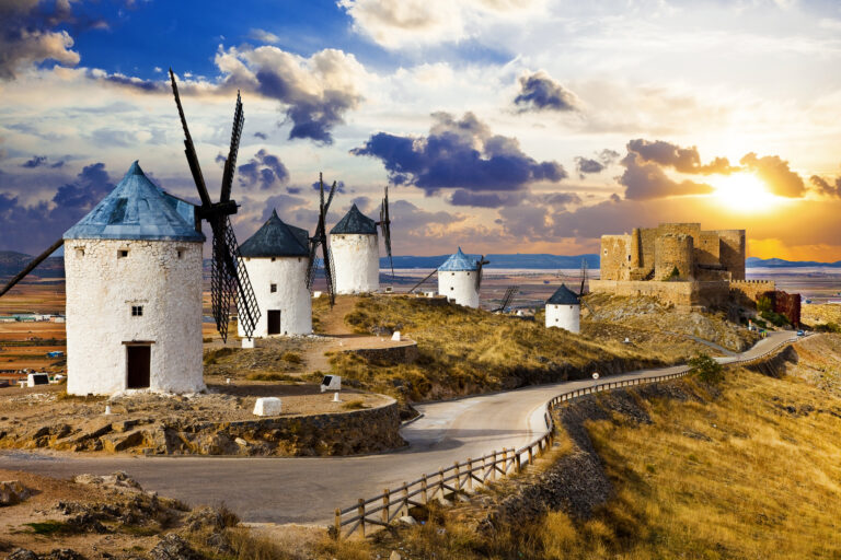 Consuegra – ved foten av åsryggen hvor Don Quijotes kjemper står