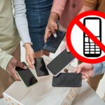 Mobiltelefoner forbys på flere skoler