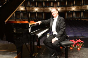 HELGE ANTONI – Konsertpianisten som bringer musikken til et nytt nivå