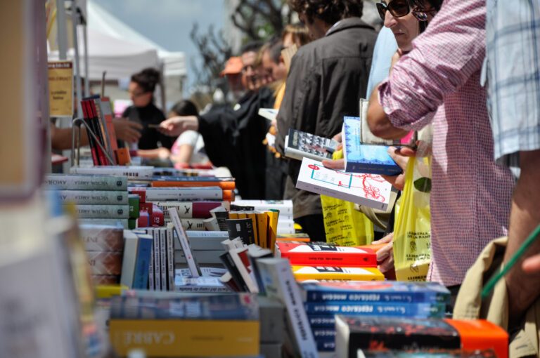 Tarragona,,Spain,-,April,23,,2014:,People,Looking,At,Books