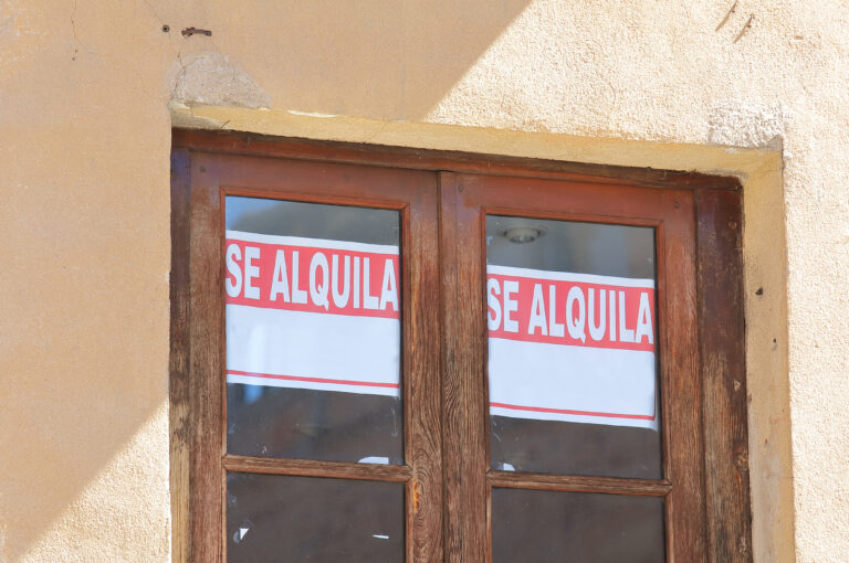 House,For,Rent,Sign,Real,Estate,Spain.,Translation,For,Spanish