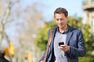 Bøter for bruk av mobiltelefonen mens man går