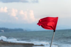 Rødt flagg og stengt strand i Mijas