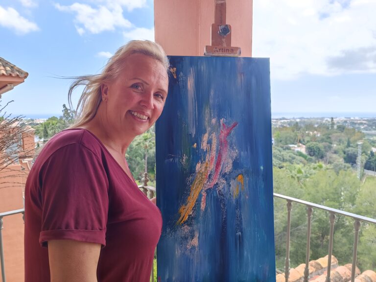 HENRIETTE HANSON - Glad kunstner i Benahavís