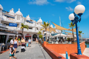 Mer plass til fotgjengere i Puerto Marina