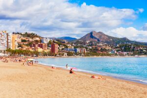 Strendene langs Costa del Sol krymper