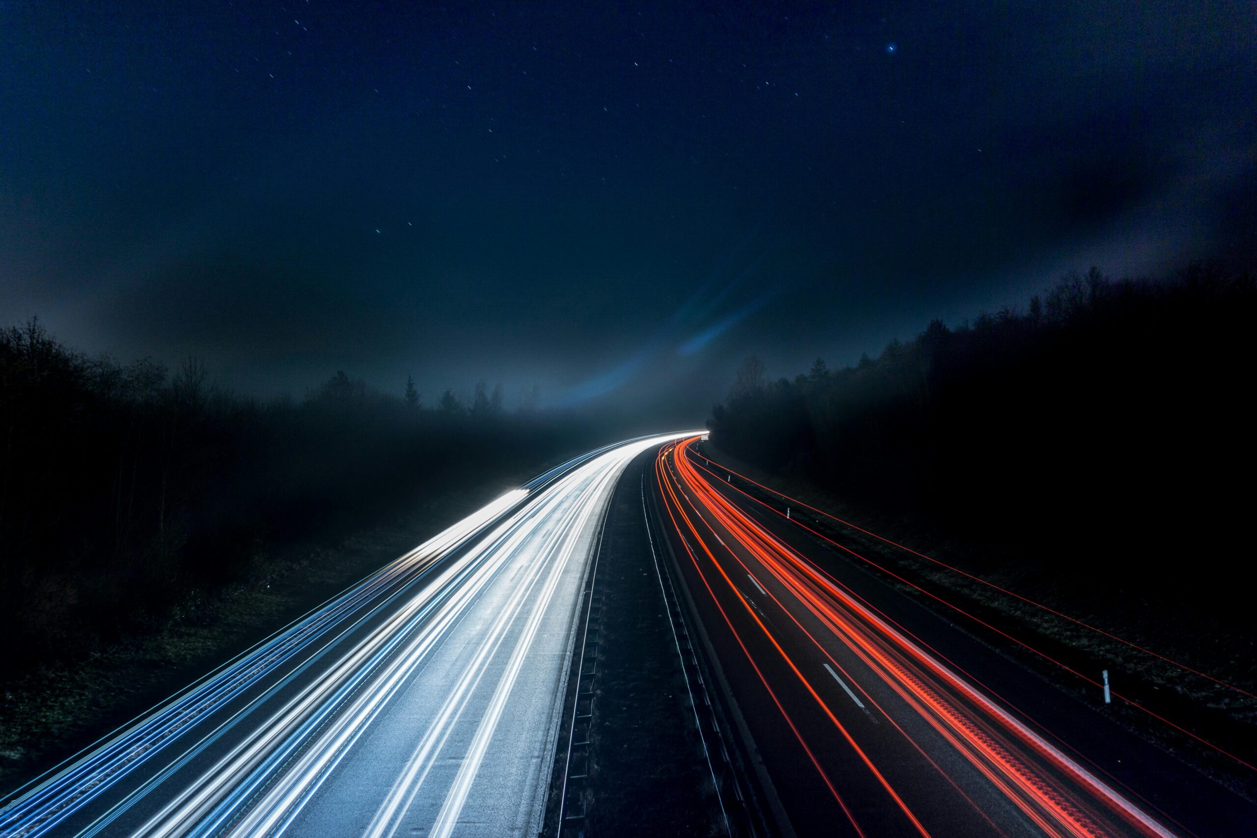 Biltrender i Skandinavien 2025: Elbilsboom, Tesla-nedgång och nya Volvo-modeller