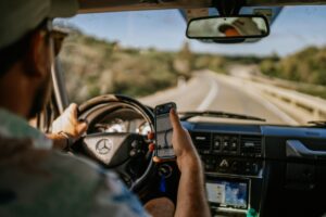 50 % av trafikkovertredelser skyldes sjekking av mobil