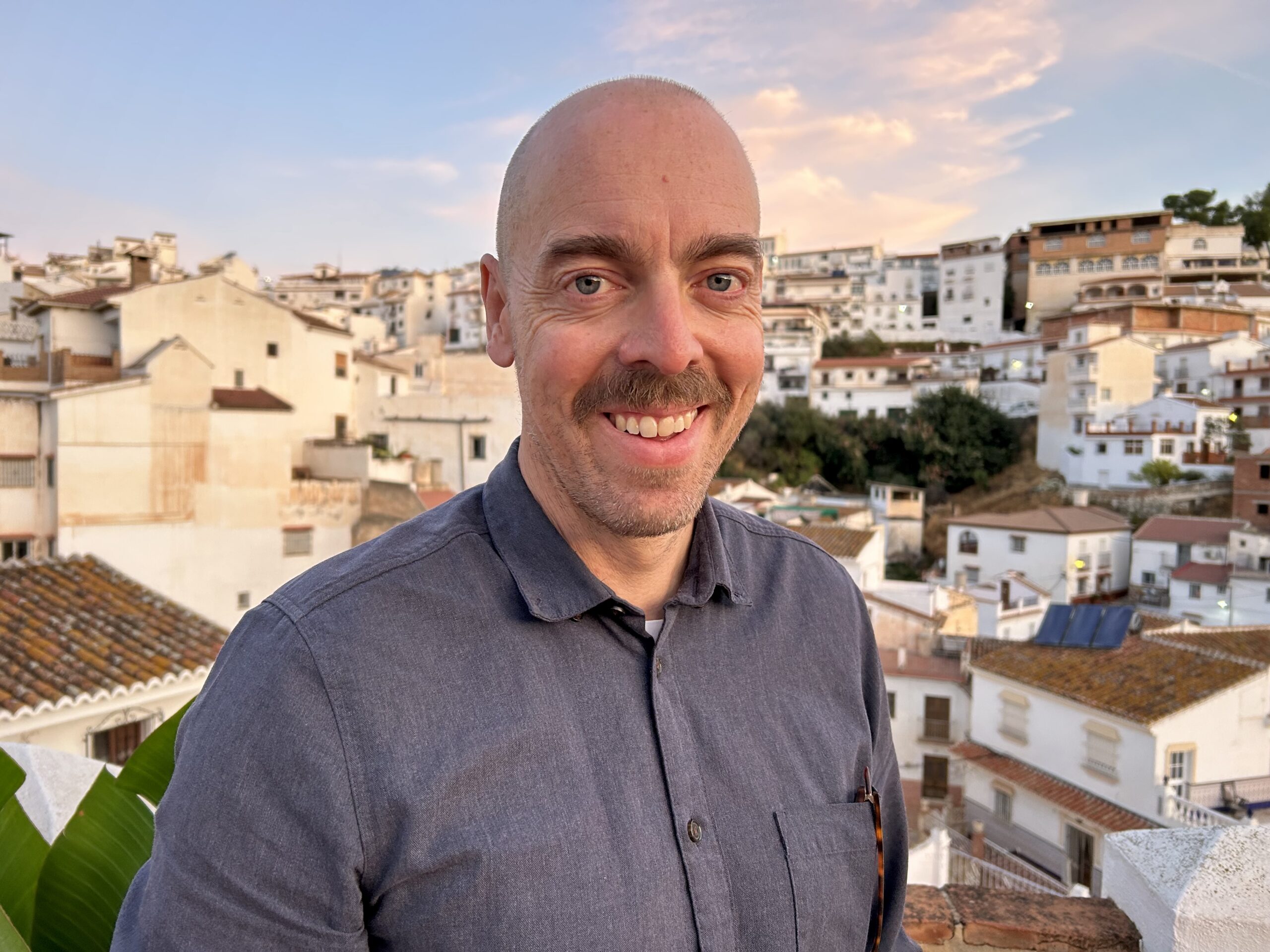 Norsk filmfotograf i hvit landsby – PETTER HOLMERN HALVORSEN