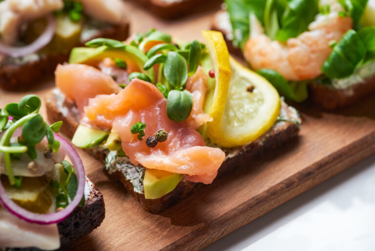 Selective,Focus,Of,Salmon,Fillet,Near,Sliced,Lemon,On,Tasty