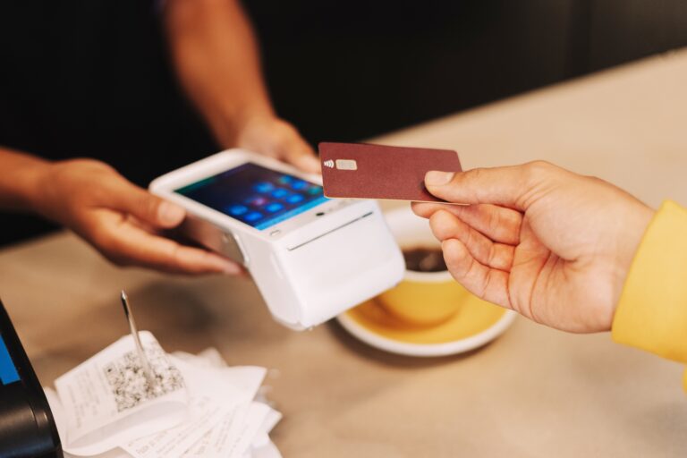 Kaféeier svindlet 94-åring for over 22 000 euro