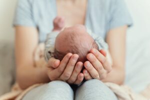 Selger babyen sin for 3000 euro