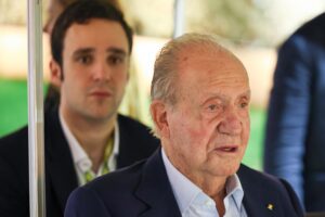 Juan Carlos I advarer mot monarkiets skjørhet