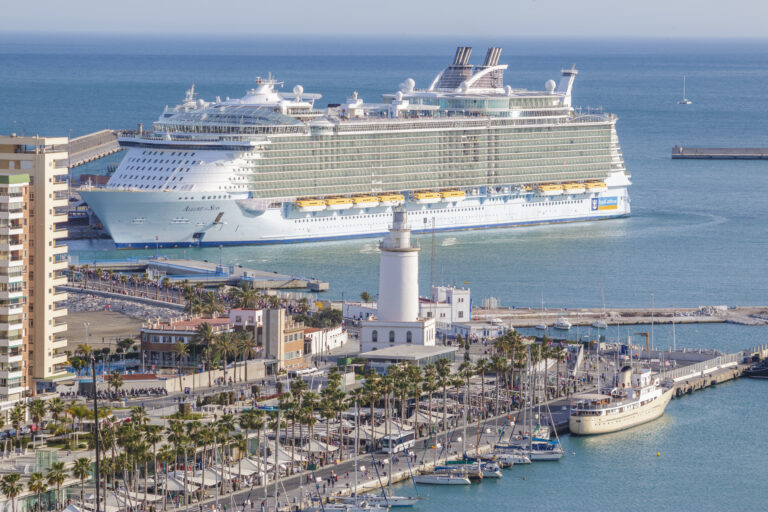 Cruiseskip i kø utenfor Málaga